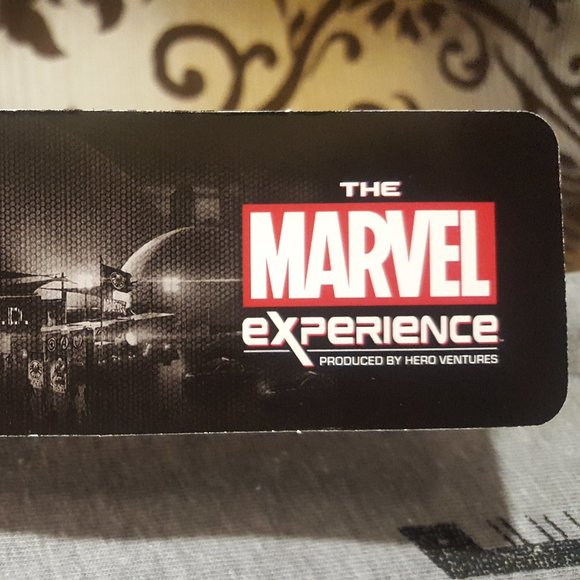 MARVEL SHE-HULK T-SHIRT - Collector's Comics Gray - Picture 7 of 7